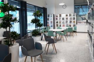 Kuva lehtisalista. Kuvassa näkyy kaappeja, joissa lehtiä säilytetään. Kaapin ovissa esillä lehtiä pleksitelineissä.